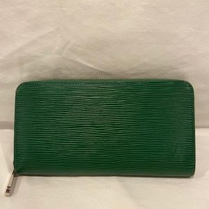 Louis Vuitton authentic green epi zippy organizer